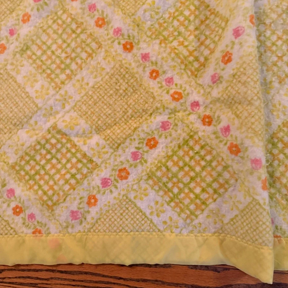 2.1Vtg Floral Plush Blanket 90x102.75 Yellow Pink Green Satin Binding Queen/King